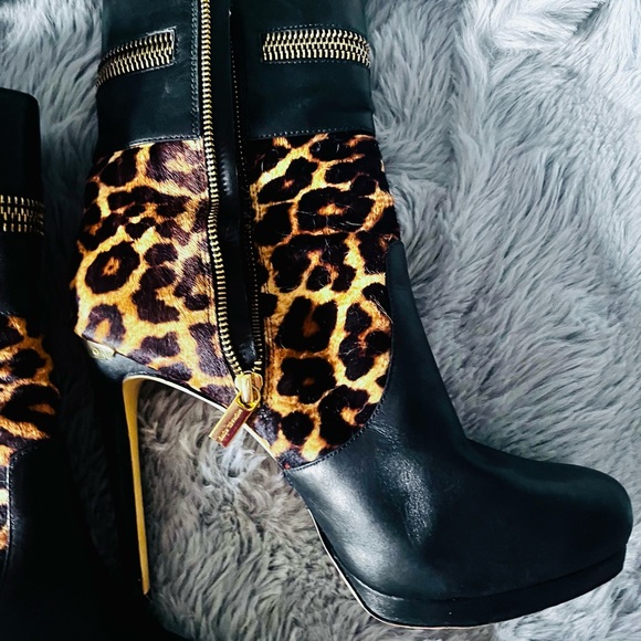 Micheal Kors leather Boots - Picture 8 of 9